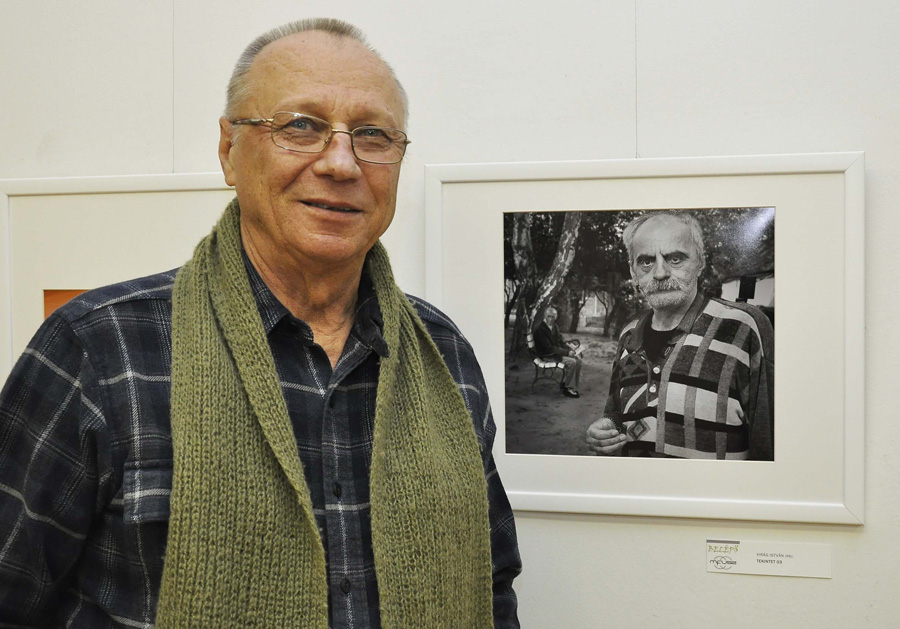 Author in front of his photo 